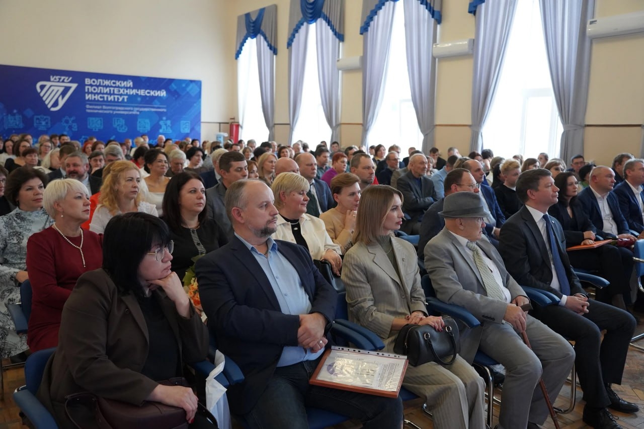 Завод «Волгабас Волжский» поздравил ВПИ с 60-летним юбилеем.